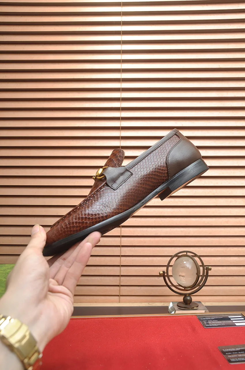 Men's shoes 💰600💶 Brand: GUCCI (Gucci) Standard size: Men's size 38/44 (45 can be customized) Grade: Same as the official website Original quality Material: Original cowhide Water-dyed cowhide lining Original rubber outsole Style category: Men's fashionable casual leather shoes Distinguished big-name luxury elements Top luxury Color: Actual picture